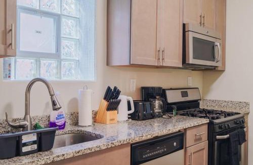 Woodlawn Apartment | Spacious 4BR Retreat in Vibrant Woodlawn Near UChi