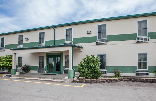 Econo Lodge Inn & Suites Granite City