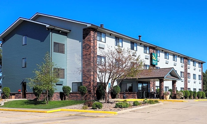 Bloomington Hotel | Quality Inn & Suites Bloomington I-55 and I-74