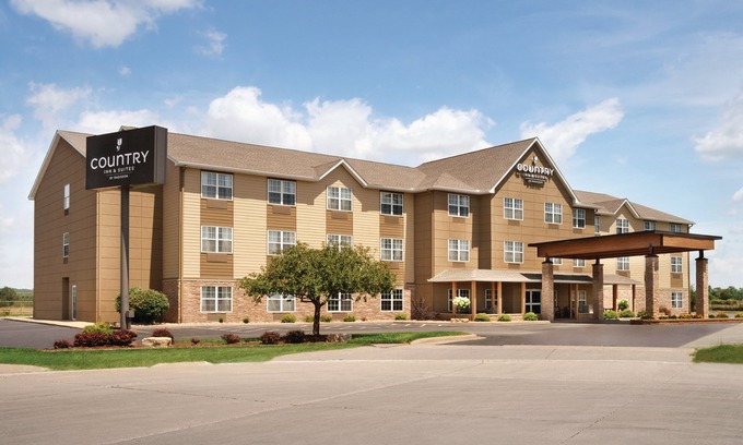 Quad Cities Hotel | Country Inn & Suites by Radisson, Moline Airport, IL