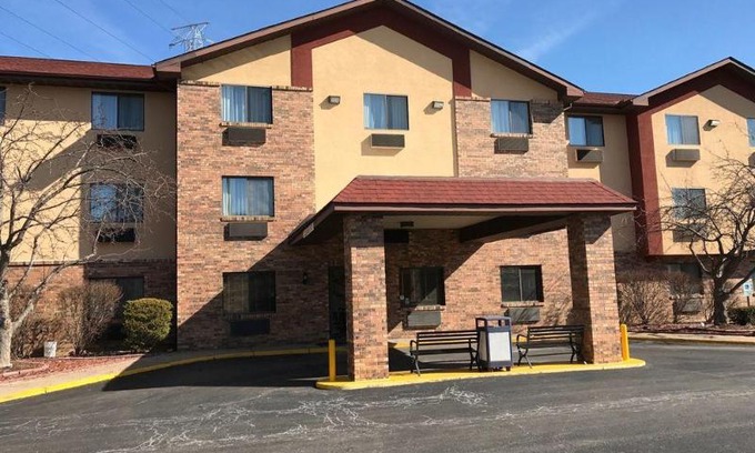 East Peoria Hotel | Super 8 by Wyndham Peoria East