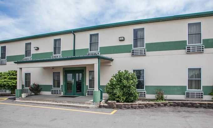 Mitchell Hotel | Econo Lodge Inn & Suites Granite City