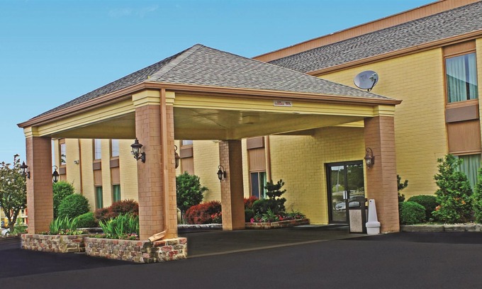 Bloomington Hotel | Days Inn & Suites by Wyndham Bloomington/Normal IL