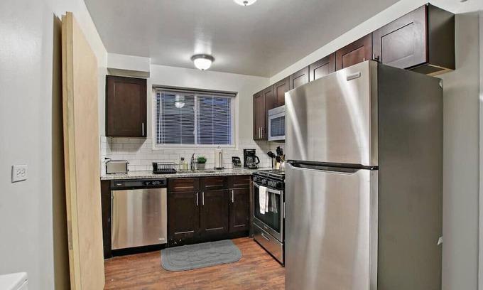 West Ridge Apartment | Well-Furnished 2BR Chicago Apartment